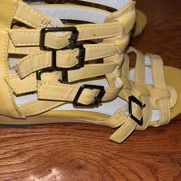 Ladies yellow gladiator style MICHAEL ANTONIO SANDALS yellow sz 9 - Picture 4 of 5